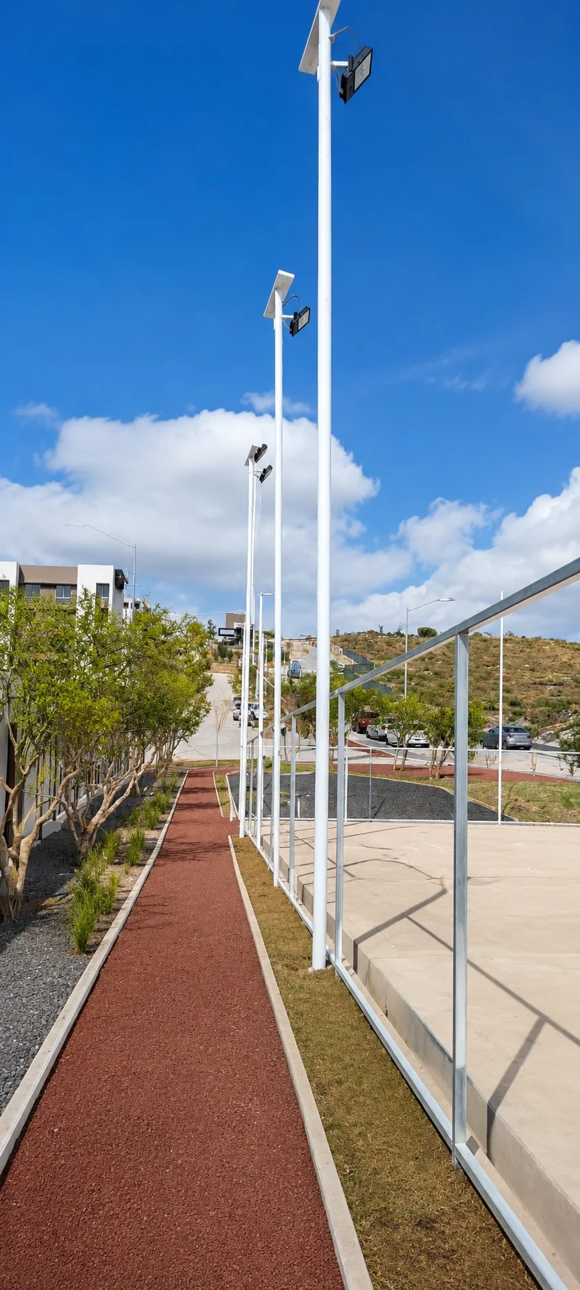 Luminaria para cancha de fútbol instalada en postes LED junto a cancha deportiva