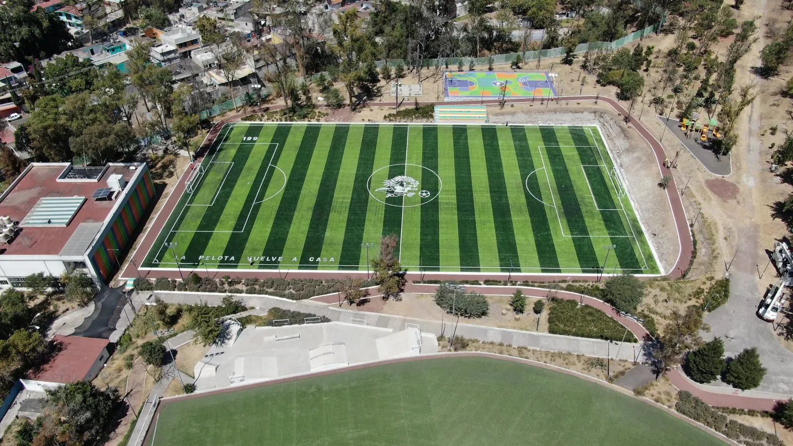 Cancha de fútbol 7 iluminada con pasto sintético en Ciudad de México
