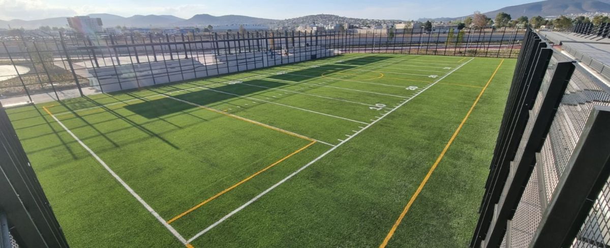 Cancha de tochito / flag football con pasto sintético en Monterrey