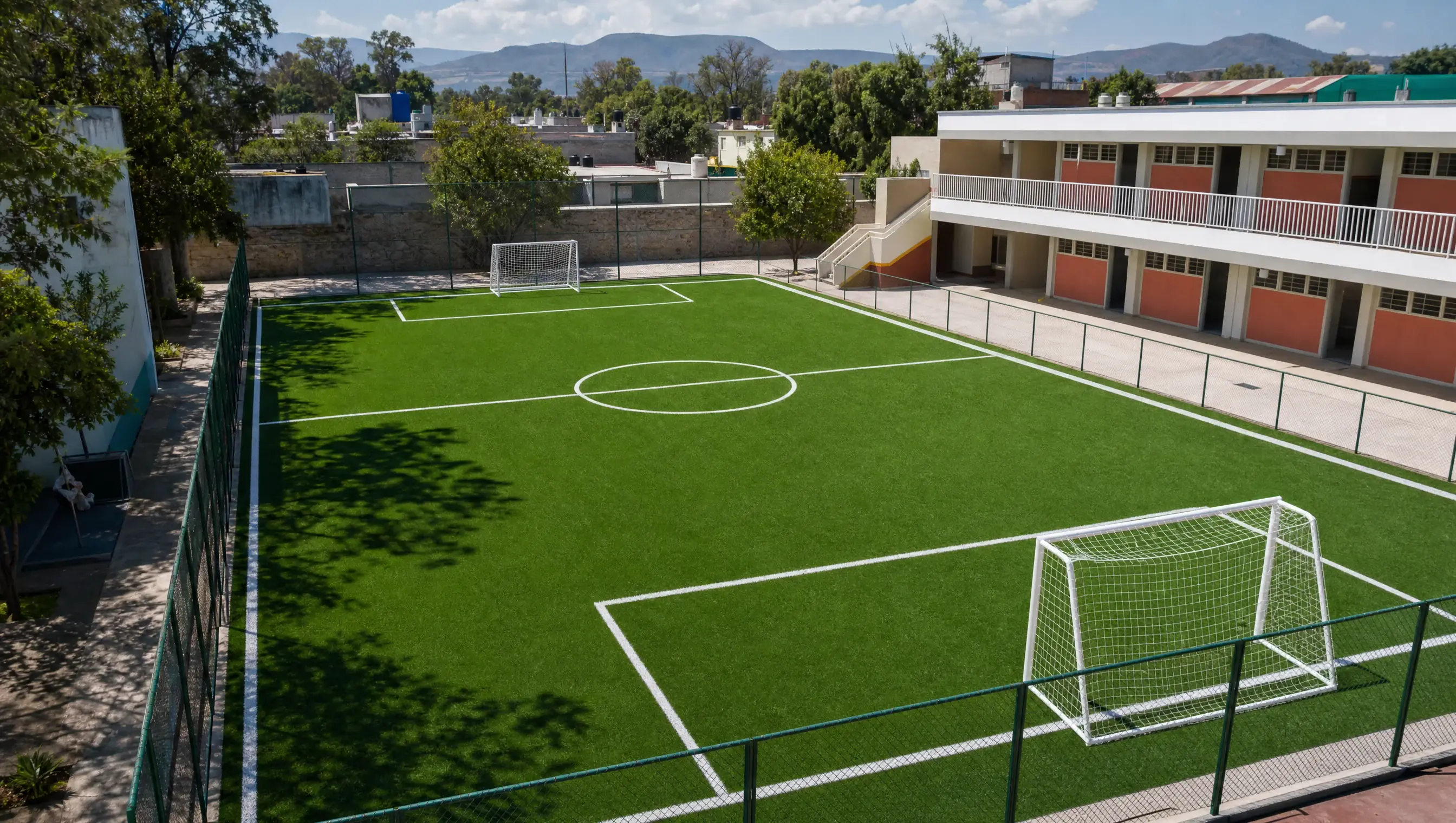Cancha de fútbol 7 con pasto sintético en escuela Chiapas — La Escuela Es Nuestra 2026