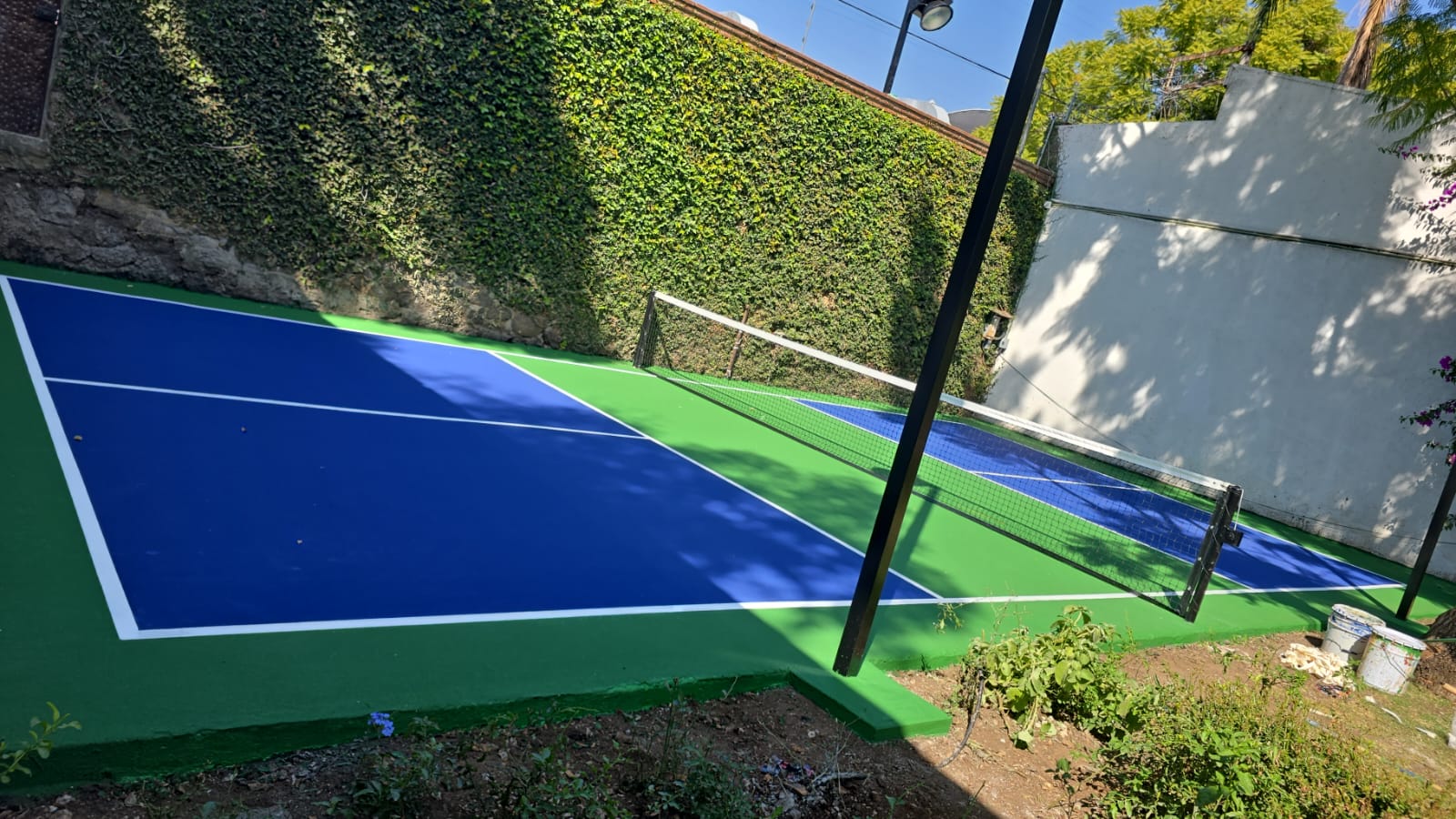 Pintura acrílica deportiva tipo Laykold aplicada en cancha de pickleball