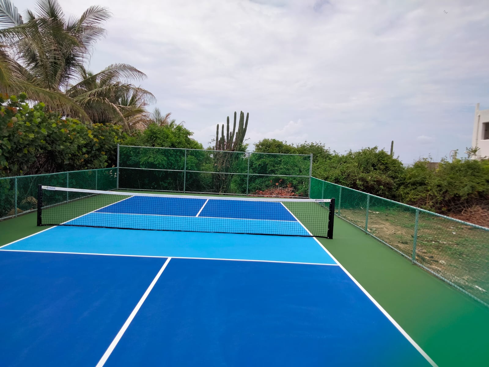 Cancha de pickleball premium con vista al mar construida por CanchasdePickleball.mx en zona turística de México