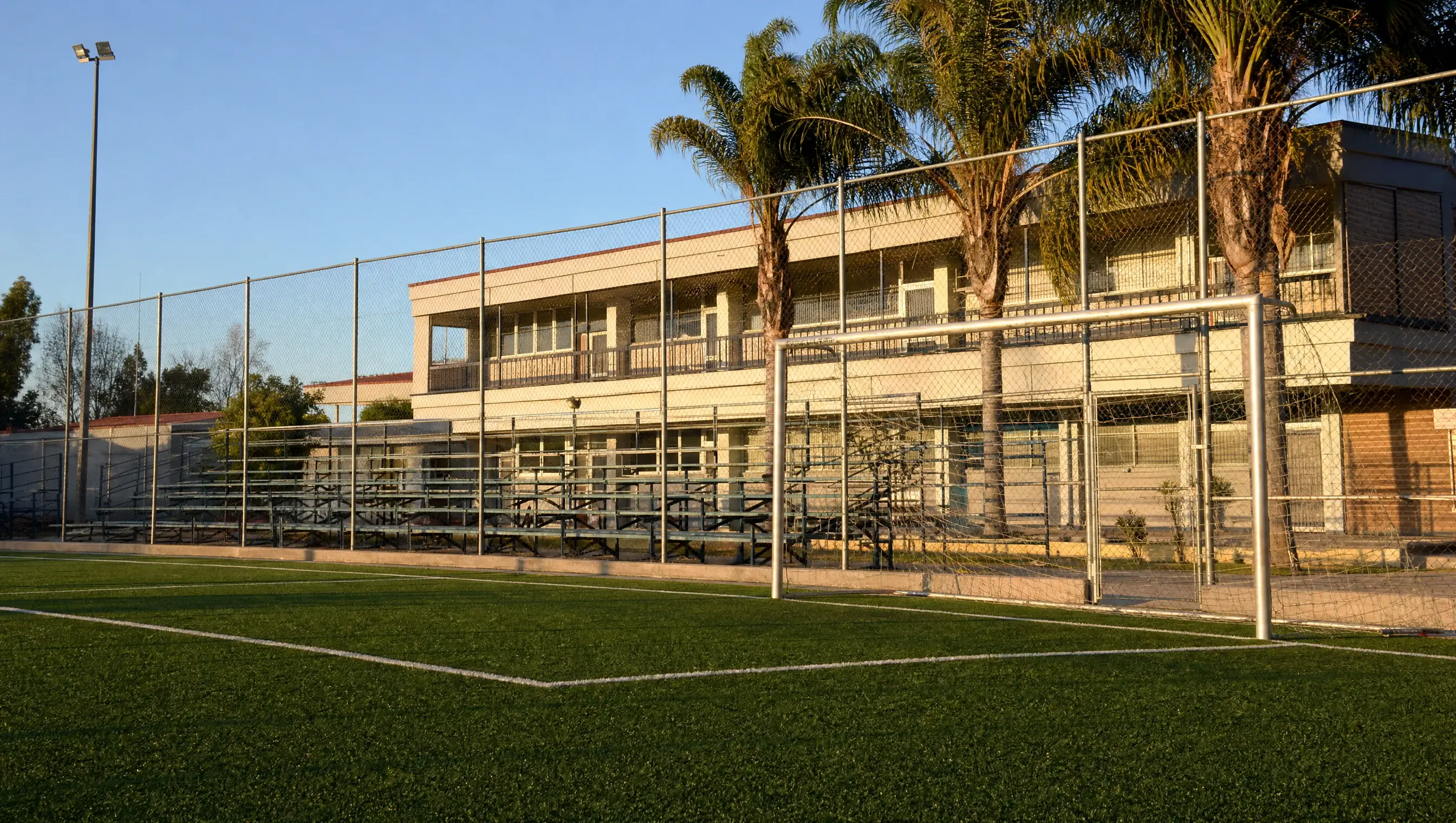 cancha escolar de pasto sintético obra real