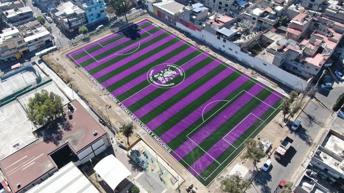 cancha de futbol con pasto sintético y líneas de juego en Guadalajara