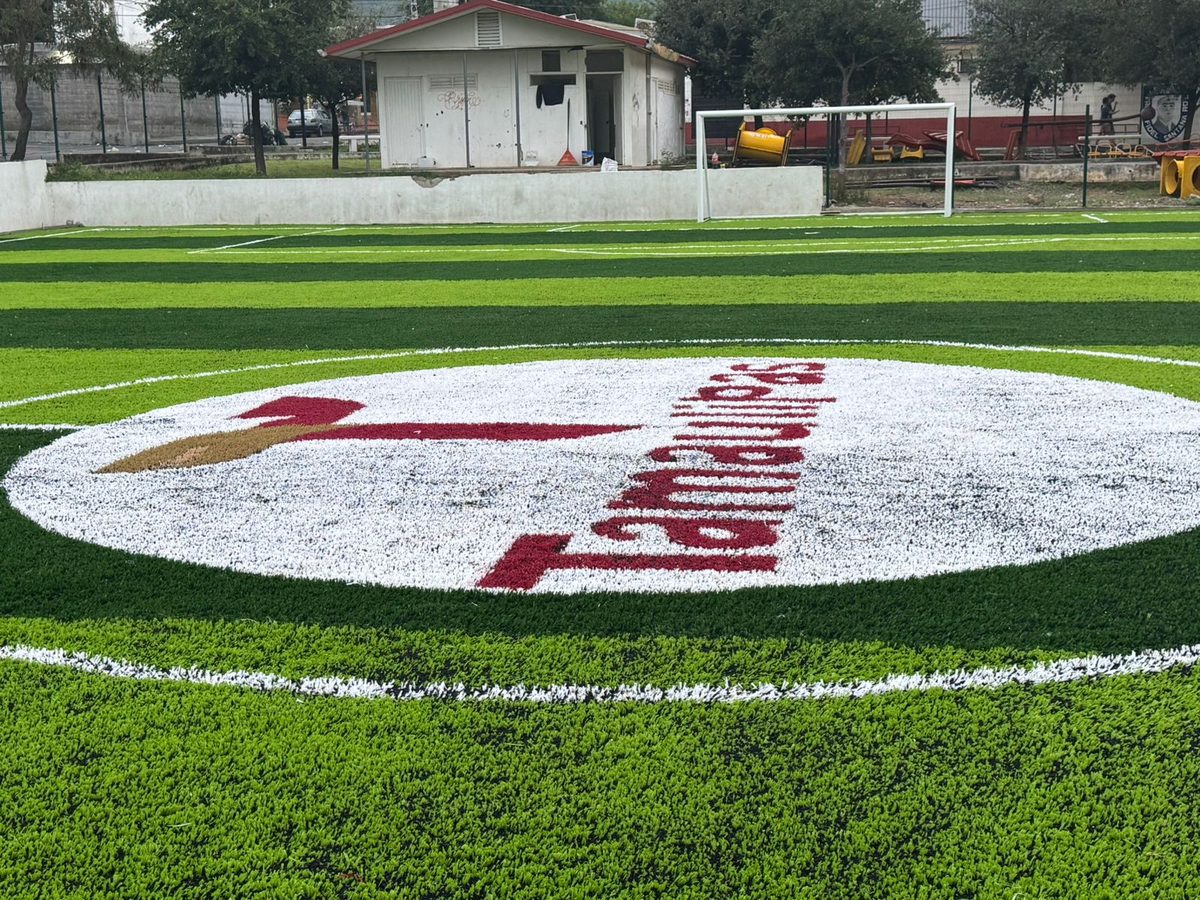 cancha de futbol 7 en Matamoros con pasto sintético deportivo y logo Tamaulipas insertado, construida por Sportmaster