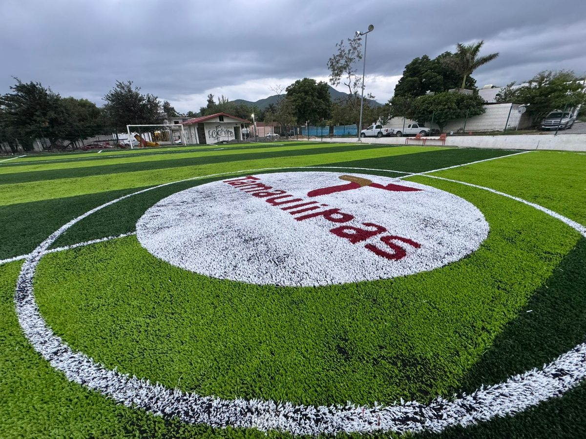 pasto sintético en Nuevo Laredo: cancha entregada por Sportmaster con logo del Gobierno de Tamaulipas insertado en el césped con pasto sintético