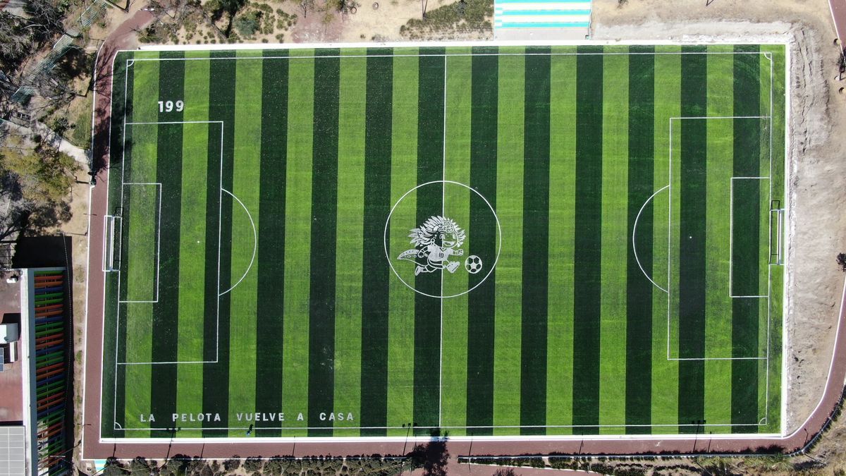 obra real de construcción de cancha de futbol con pasto sintético en Querétaro