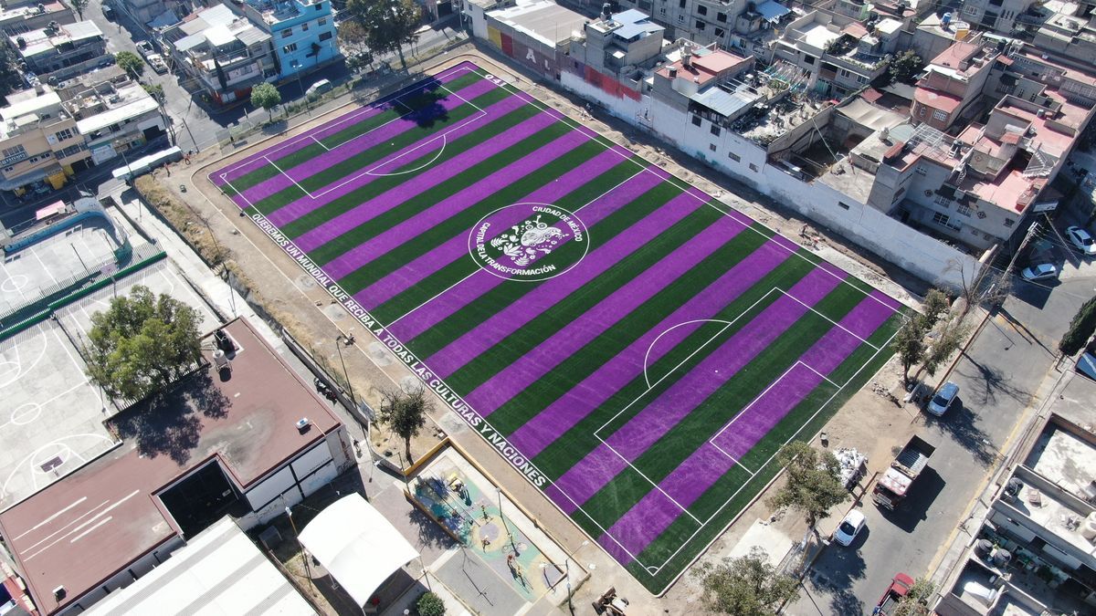cancha de futbol con pasto sintético y líneas de juego en Querétaro