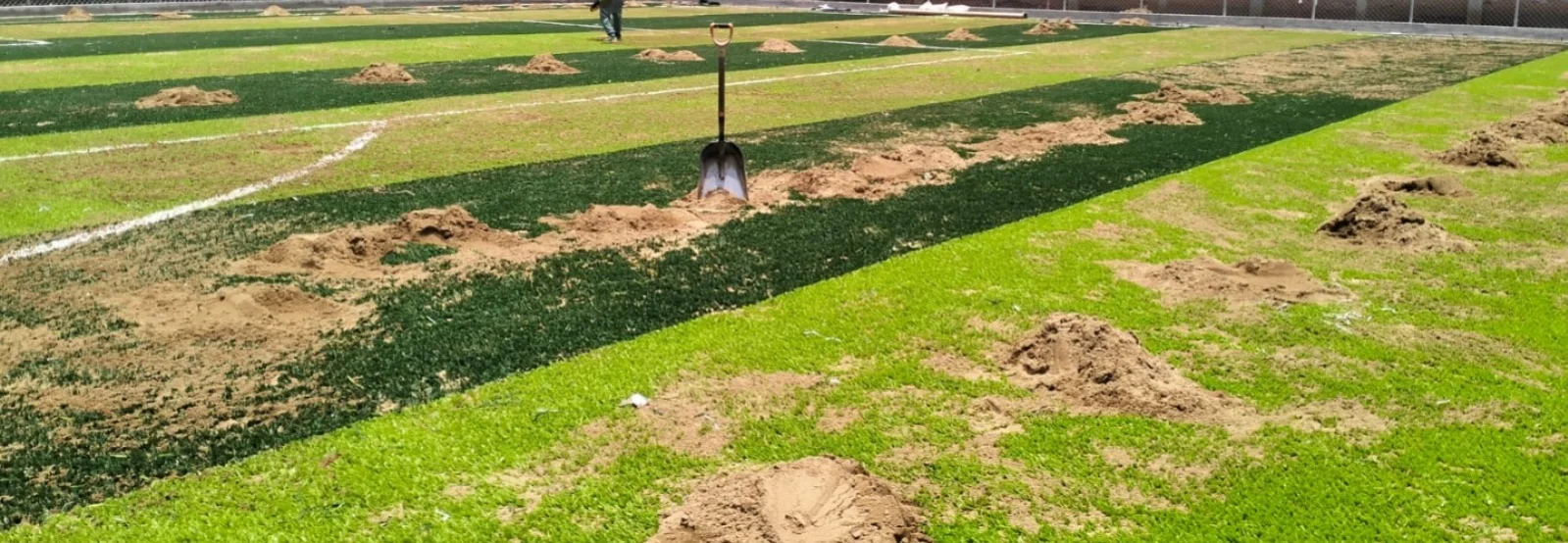 arena sílica sobre pasto sintético franjeado durante instalación