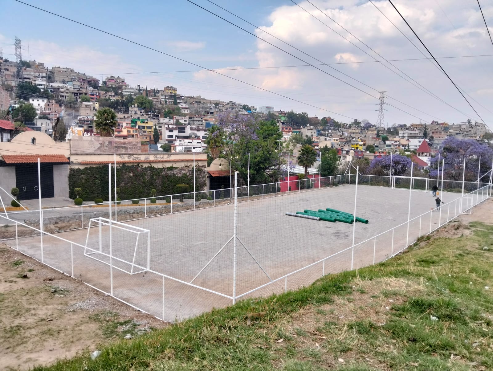 sistema mini estadio con malla ciclónica y red perimetral para cancha de fútbol