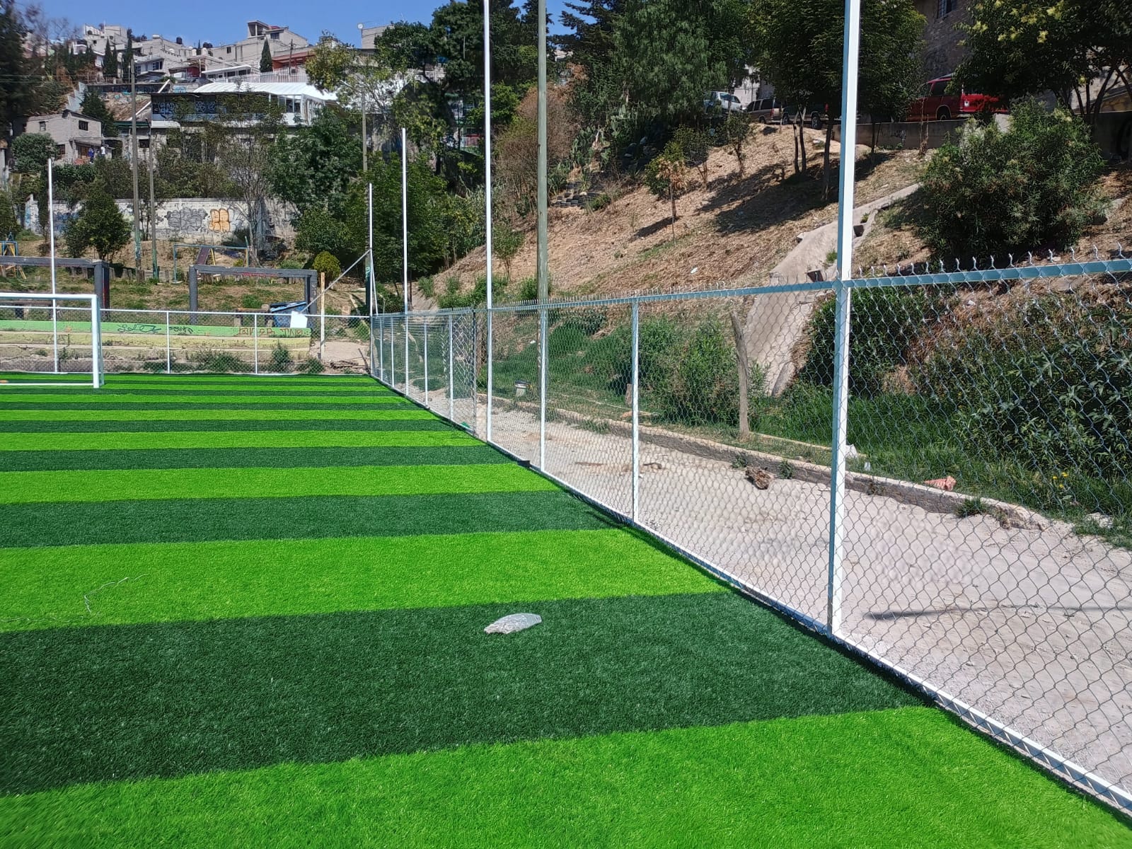 malla ciclónica para cancha de fútbol 7 con pasto sintético