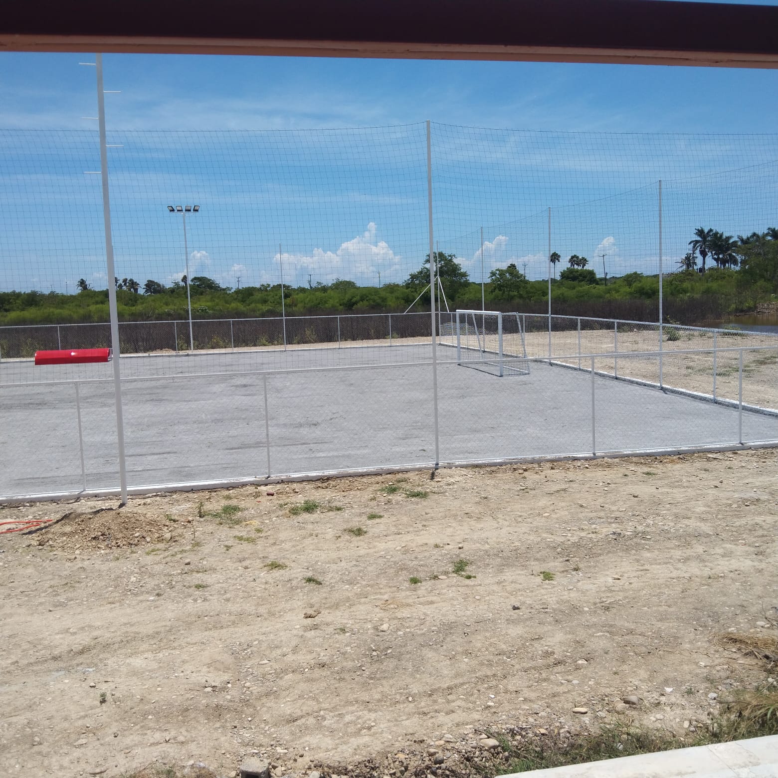 red atrapabalones para cancha de fútbol con malla perimetral