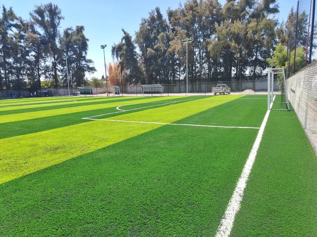 Línea lateral y área insertadas en pasto sintético a franjas en el Club Atlético Balam, Zapopan, Jalisco