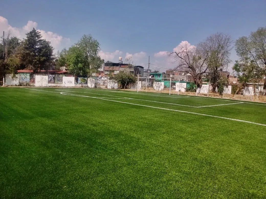 Línea de fondo y área con líneas insertadas en pasto sintético en la cancha del Deportivo IMDE, Morelia