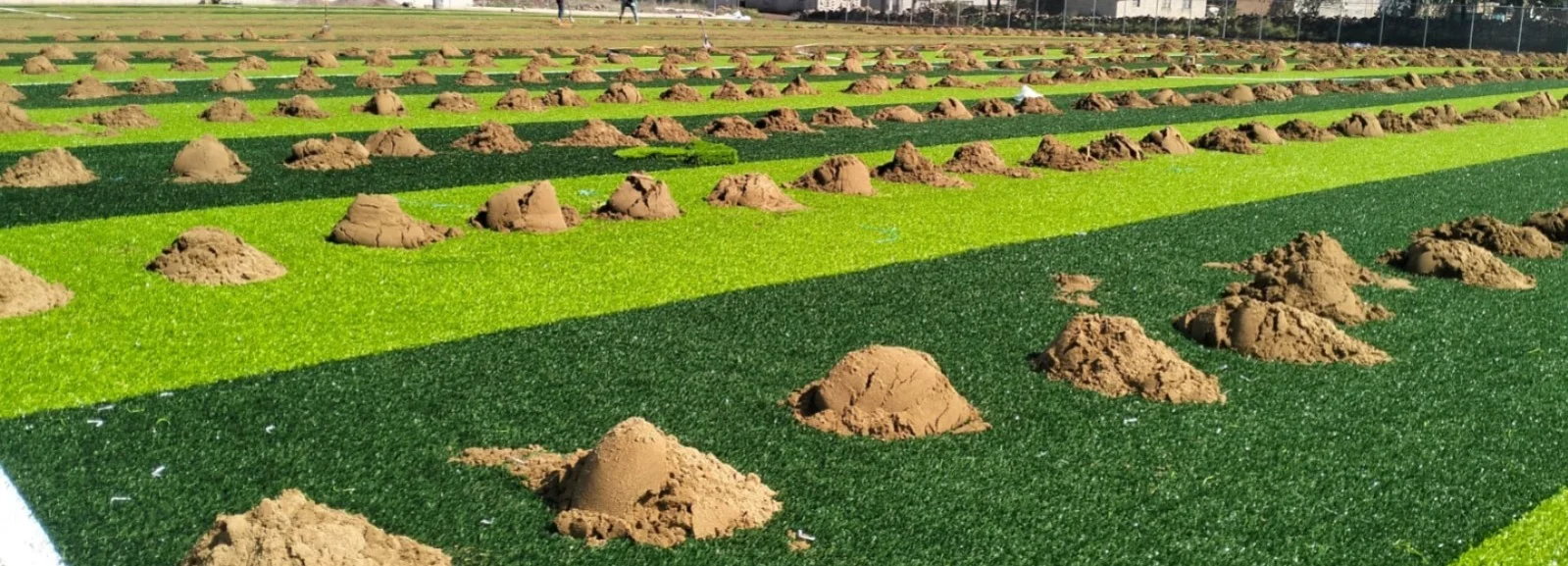 pasto sintético fibrilado con arena sílica para alta resistencia al desgaste