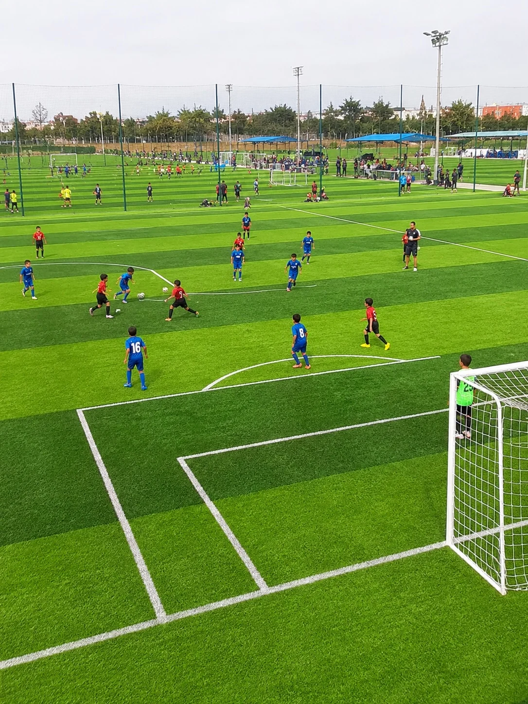 cancha con pasto fibrilado en operación diaria para renta entrenamientos y torneos