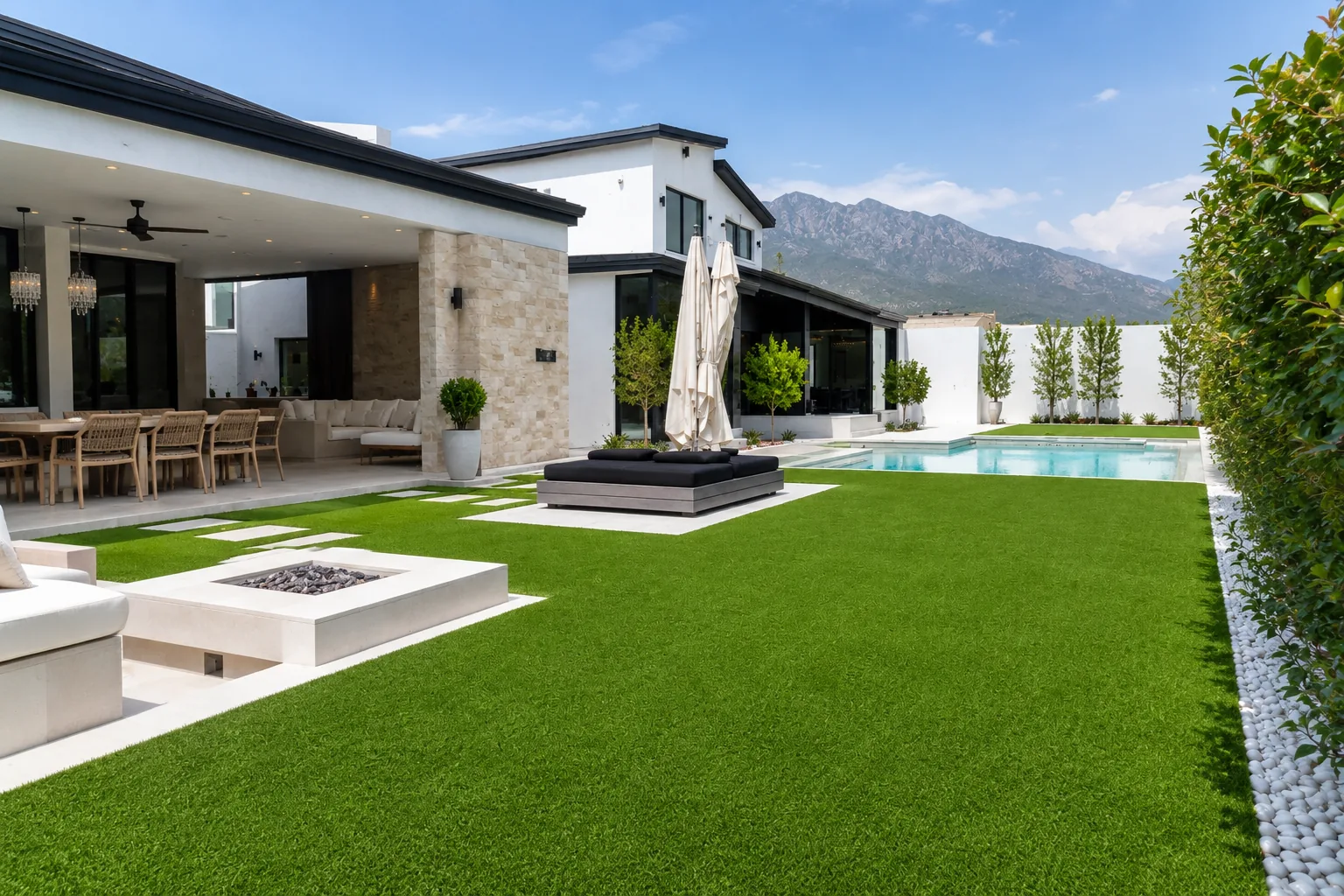 jardín moderno con pasto sintético alrededor de alberca residencial · EasyGarden by Sportmaster