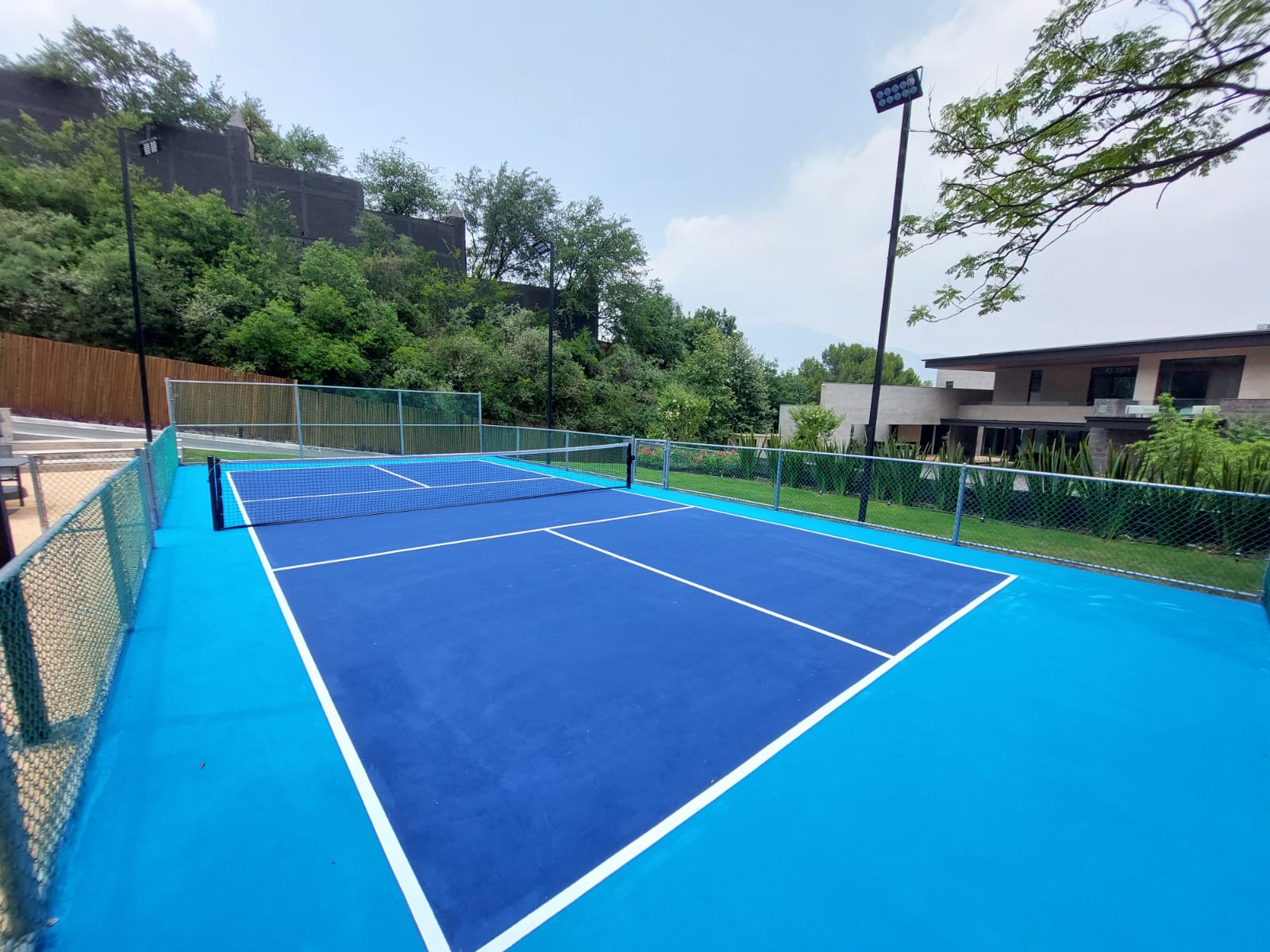 Cancha de pickleball terminada con iluminación LED en Monterrey