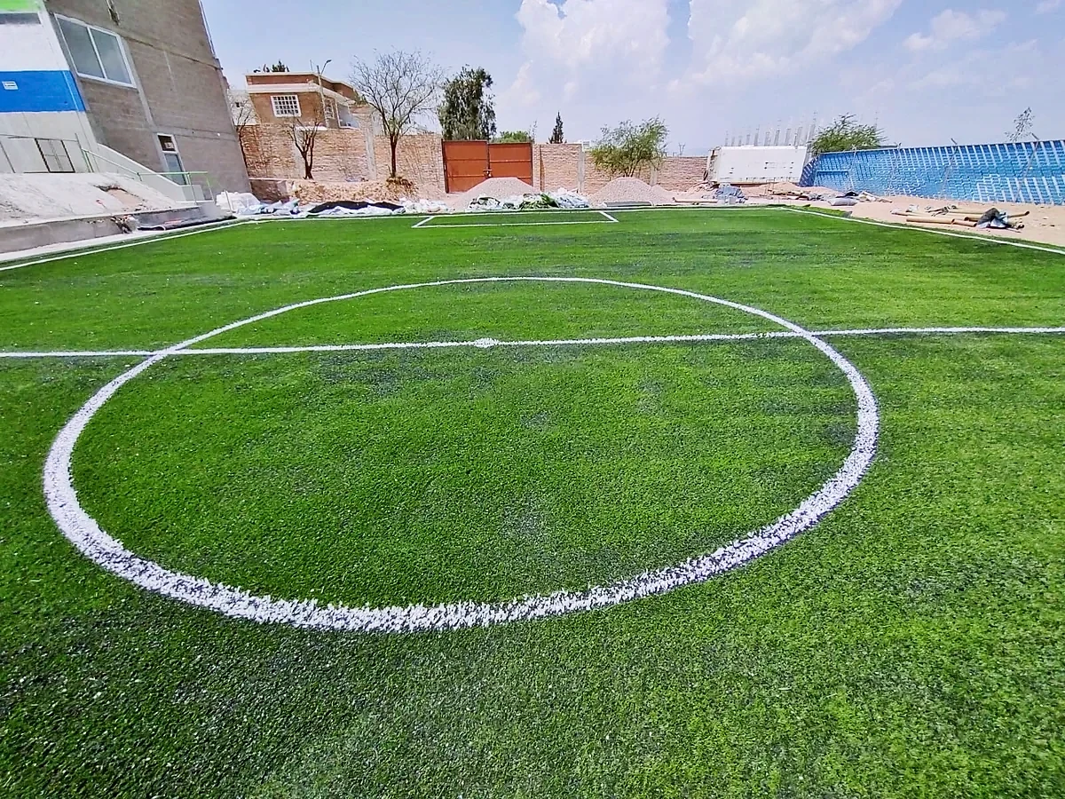 Cancha de fútbol 7 con pasto sintético en Instituto Tesla, Aguascalientes, Aguascalientes: otra vista de la cancha de fútbol 7