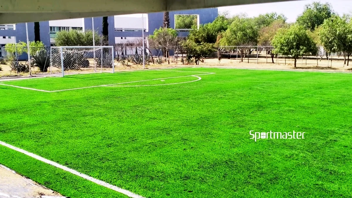 Detalle del pasto sintético de la cancha de fútbol 7 en Aguascalientes, Aguascalientes