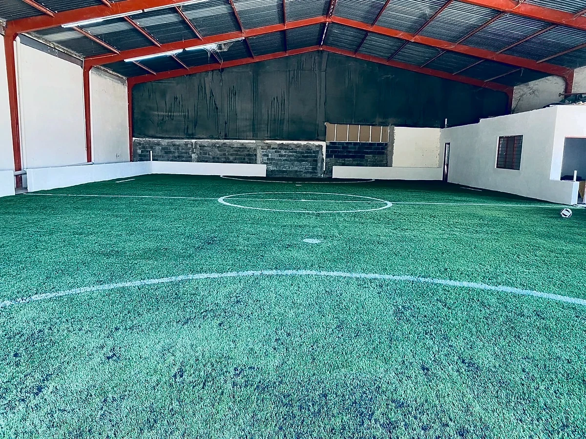 Cancha de fútbol rápido con pasto sintético en Calvillo, Aguascalientes: líneas de juego insertadas en el pasto