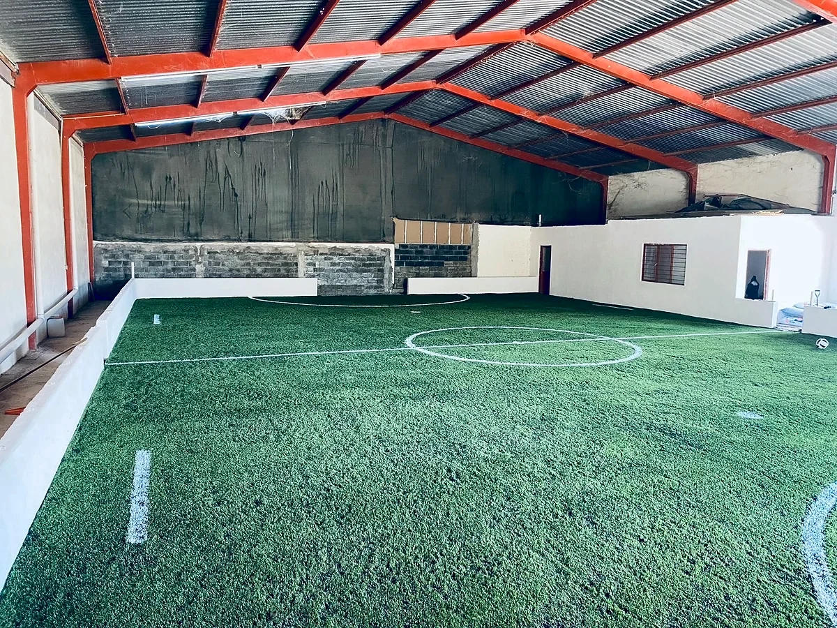Cancha de fútbol rápido con pasto sintético en Calvillo, Aguascalientes: la cancha desde la línea lateral