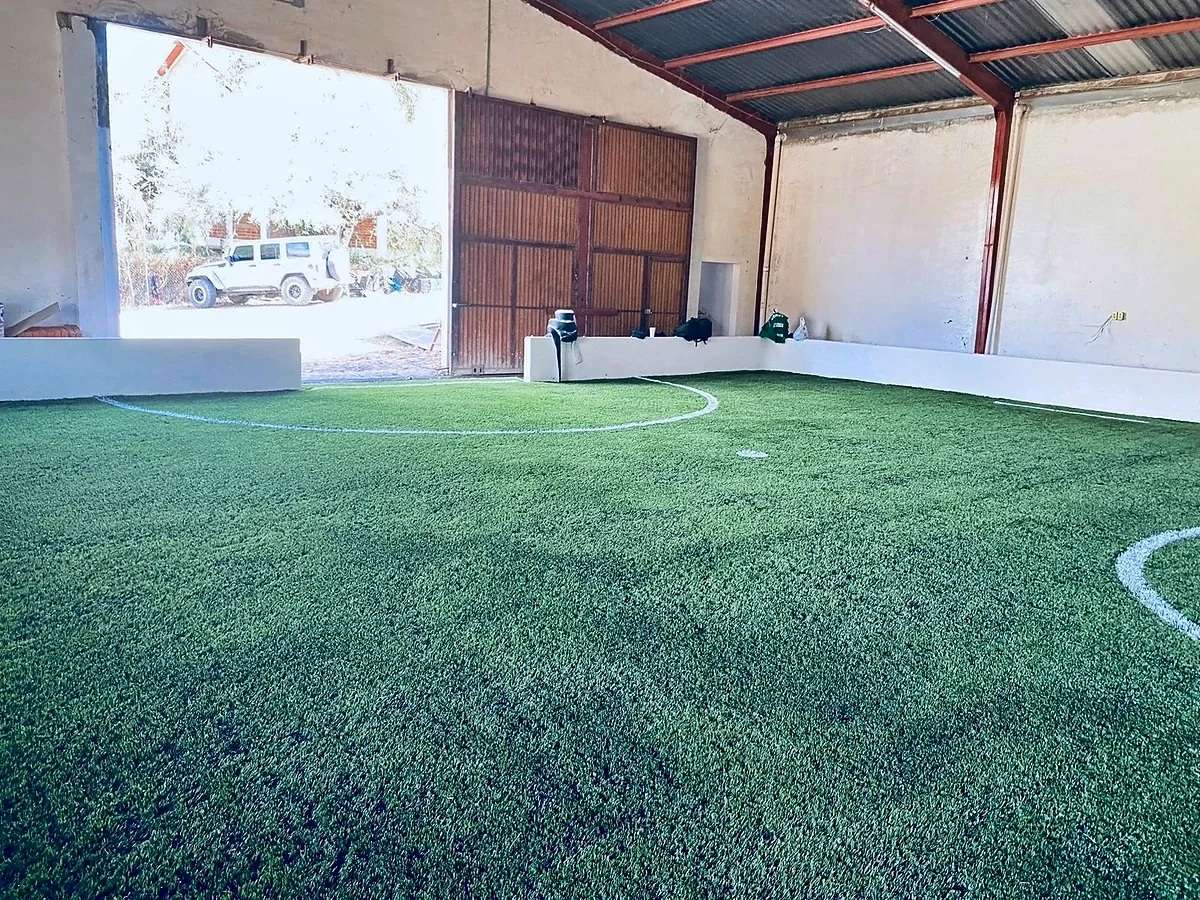 Detalle del pasto sintético de la cancha de fútbol rápido en Calvillo, Aguascalientes