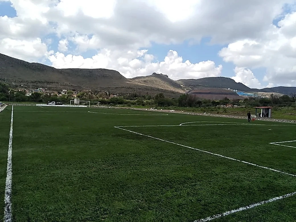 Cancha de fútbol soccer con pasto sintético en Campo Deportivo Real de Asientos
