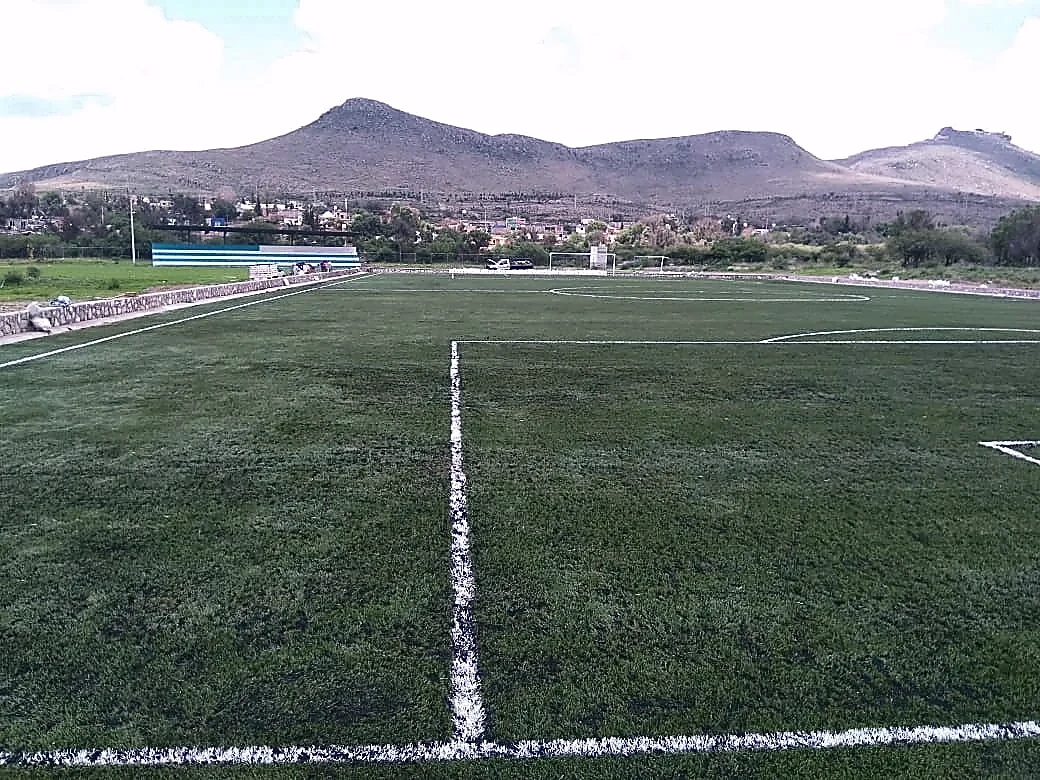Detalle del pasto sintético de la cancha de fútbol soccer en Asientos, Aguascalientes