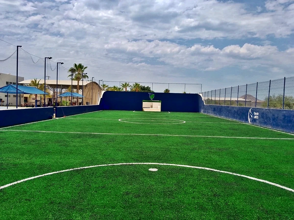 Cancha de fútbol rápido con pasto sintético en Colegio Educativo Papalotl, Los Cabos