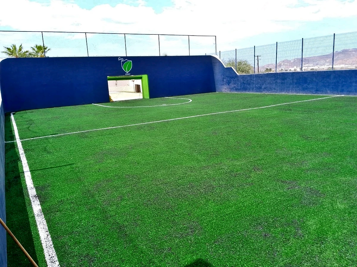 Detalle del pasto sintético de la cancha de fútbol rápido en Los Cabos, Baja California Sur