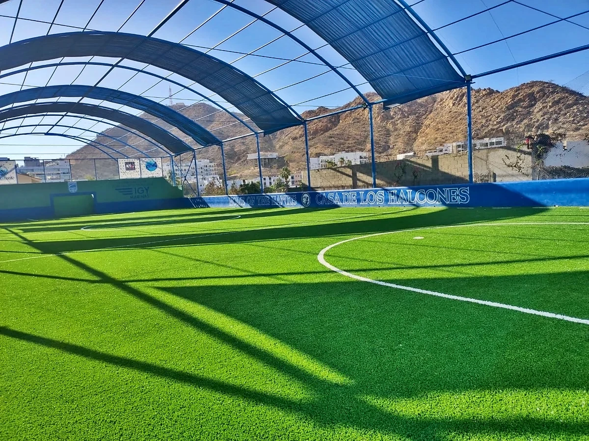Cancha de fútbol rápido con pasto sintético en Colegio El Camino, Los Cabos, Baja California Sur: pasto sintético deportivo recién cepillado