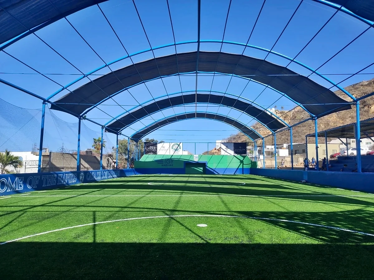 Cancha de fútbol rápido con pasto sintético en Colegio El Camino, Los Cabos, Baja California Sur: vista de la cancha y su entorno