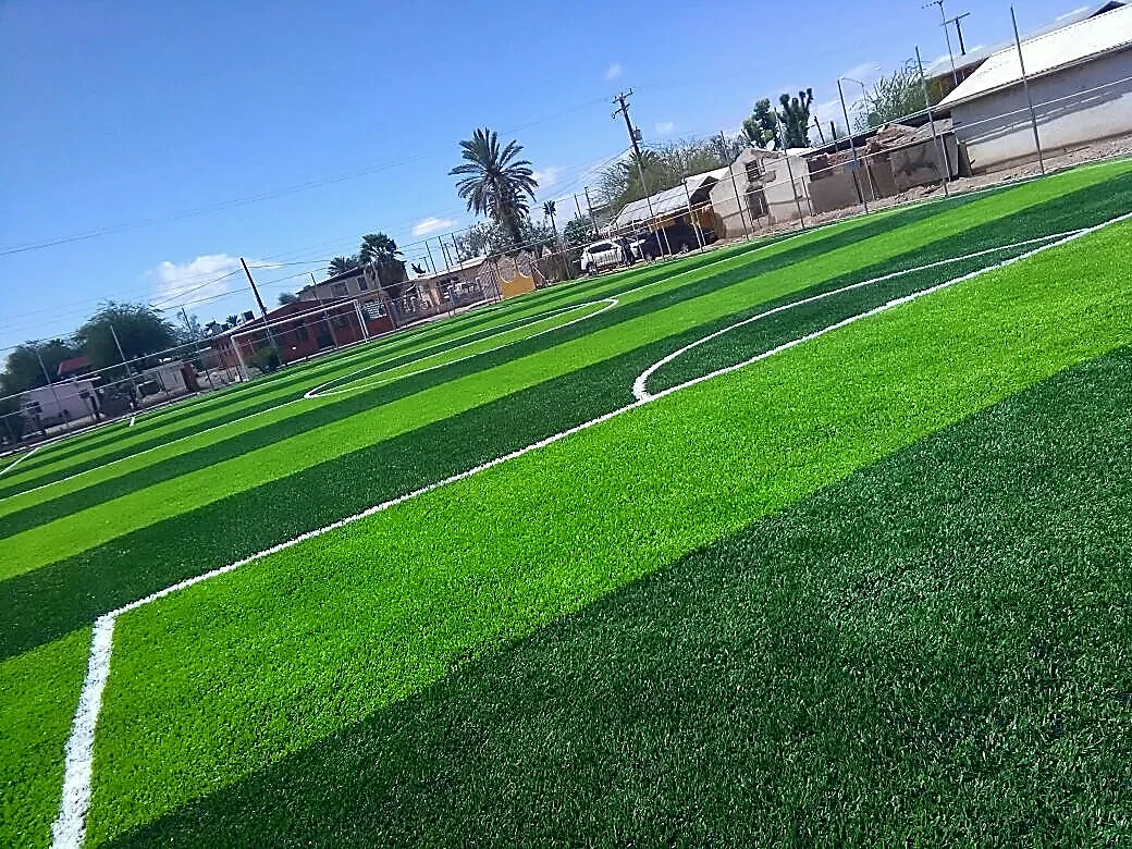 Cancha de fútbol 7 con pasto sintético en Campo Deportivo Ejercito de Salvacion Mexicali, Baja California: líneas de juego insertadas en el mismo pasto