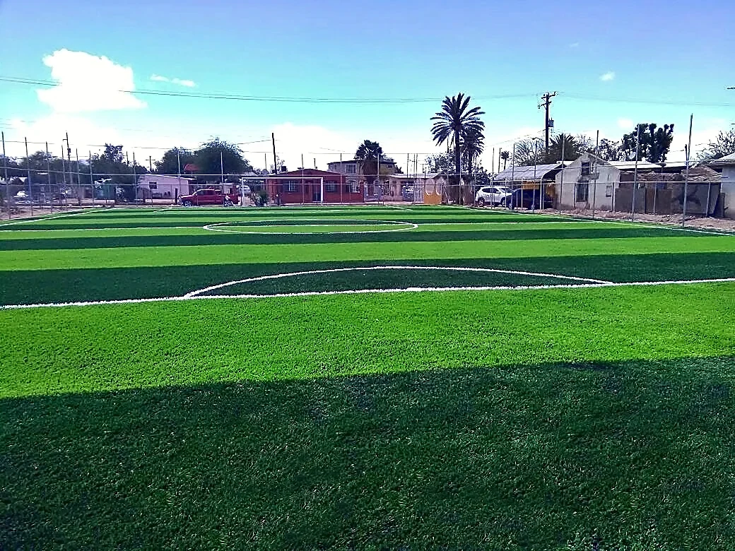 Detalle del pasto sintético de la cancha de fútbol 7 en Mexicali, Baja California