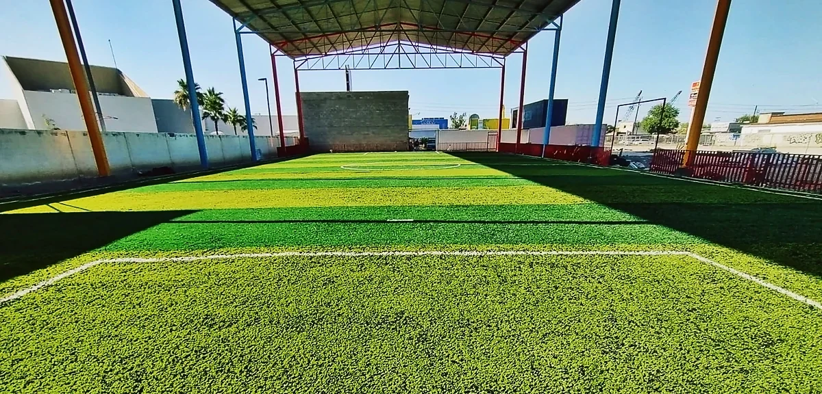 Cancha de fútbol 7 con pasto sintético en Mexicali, Baja California: líneas de juego insertadas en el mismo pasto