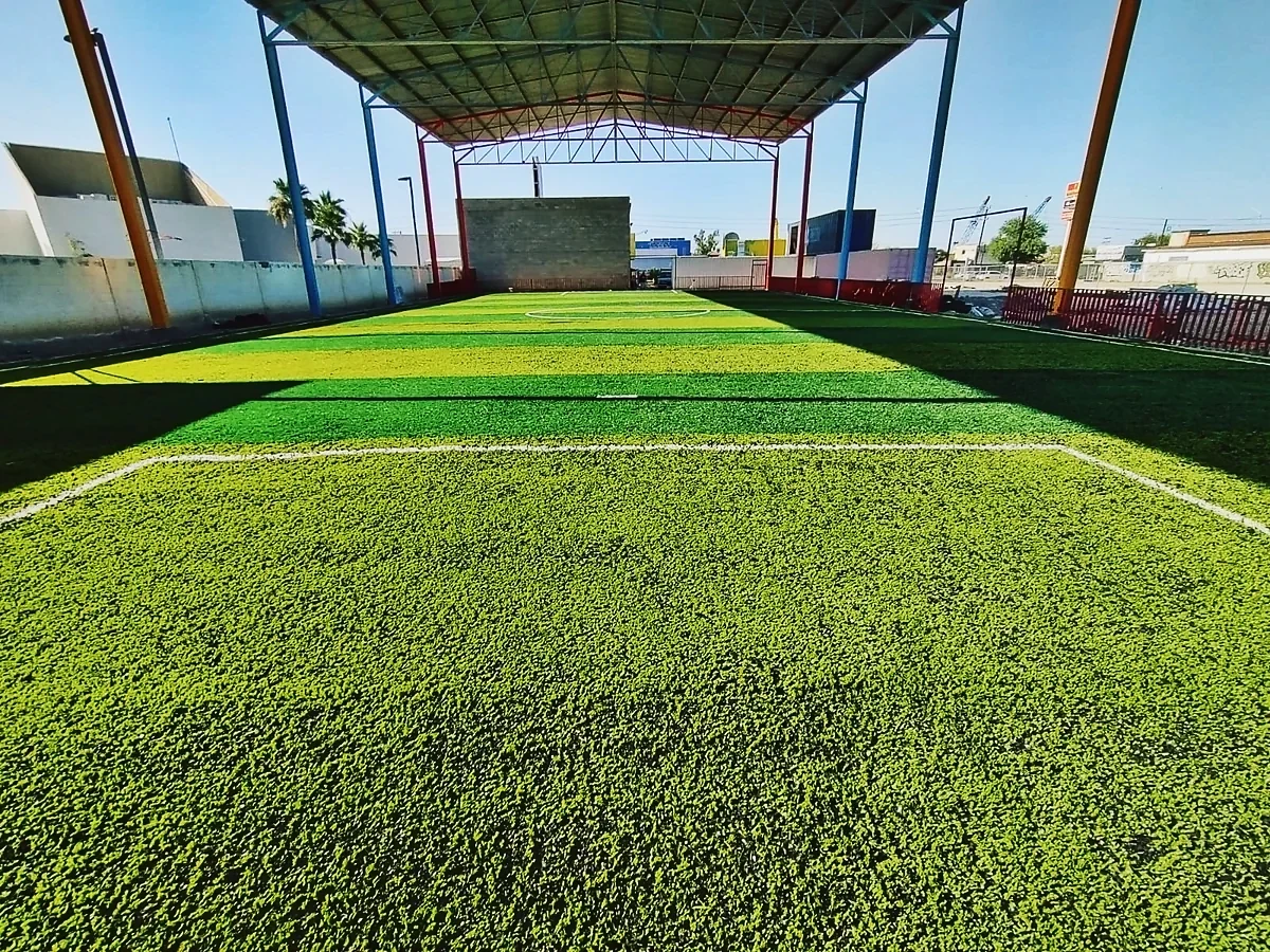 Cancha de fútbol 7 con pasto sintético en Mexicali, Baja California: la cancha desde la línea lateral