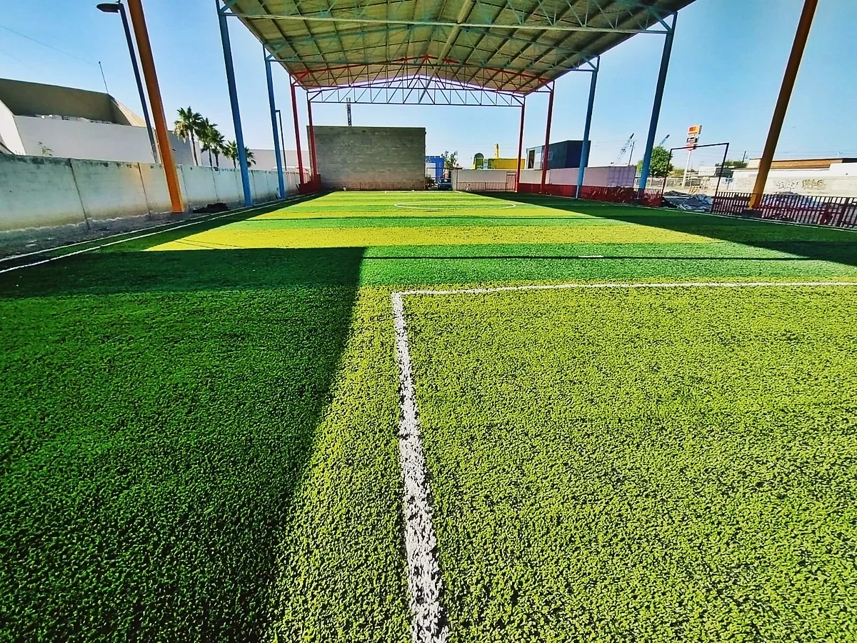 Detalle del pasto sintético de la cancha de fútbol 7 en Mexicali, Baja California
