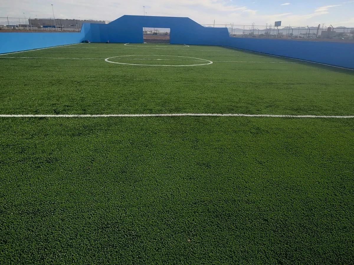 Cancha de fútbol rápido con pasto sintético en Edif. Concreto, Mexicali, Baja California: la cancha desde la línea lateral