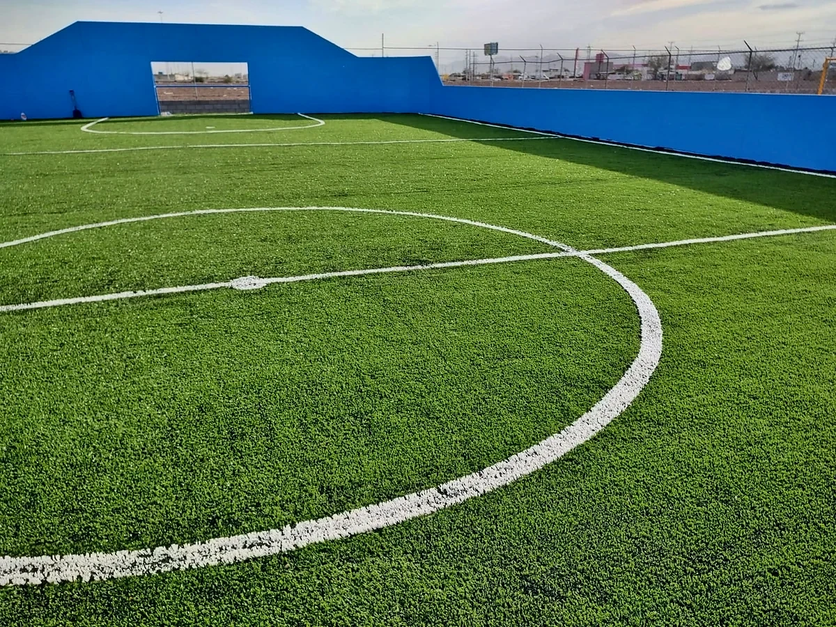 Cancha de fútbol rápido con pasto sintético en Edif. Concreto, Mexicali, Baja California: otra vista de la cancha