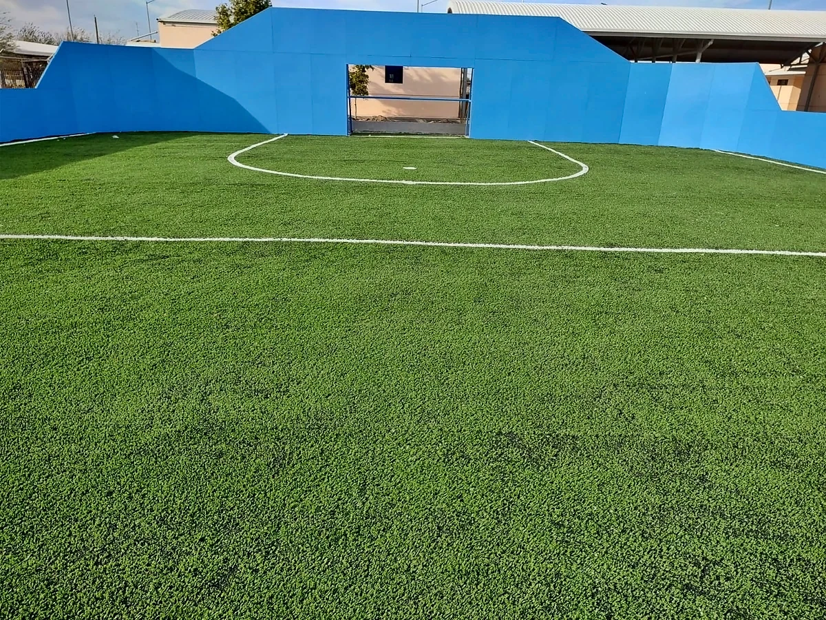 Detalle del pasto sintético de la cancha de fútbol rápido en Mexicali, Baja California