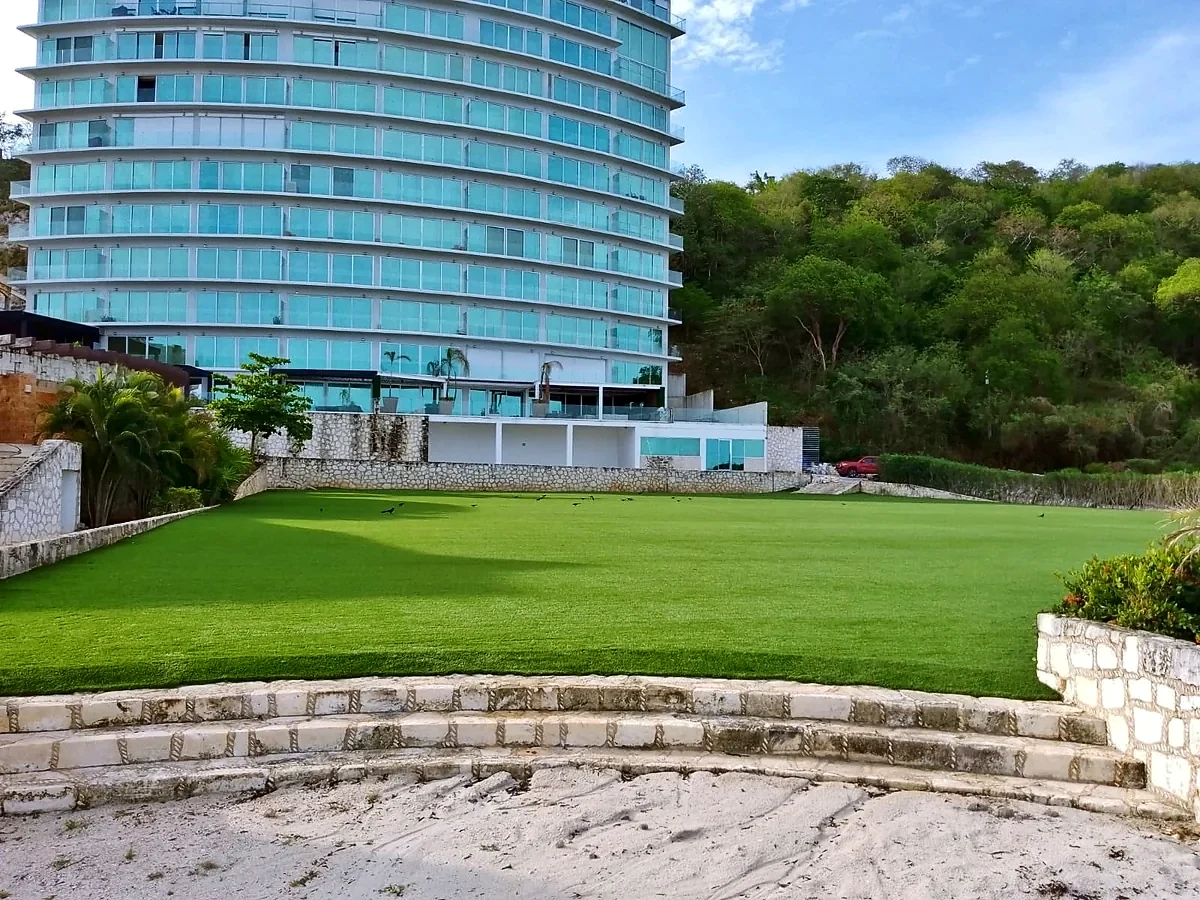 Área verde con pasto sintético con pasto sintético en Country Club Campeche, Campeche: pasto sintético instalado