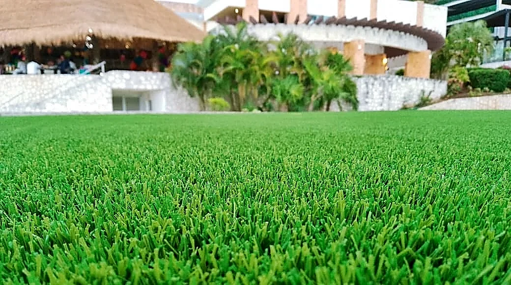 Detalle del pasto sintético del área verde con pasto sintético en Campeche, Campeche