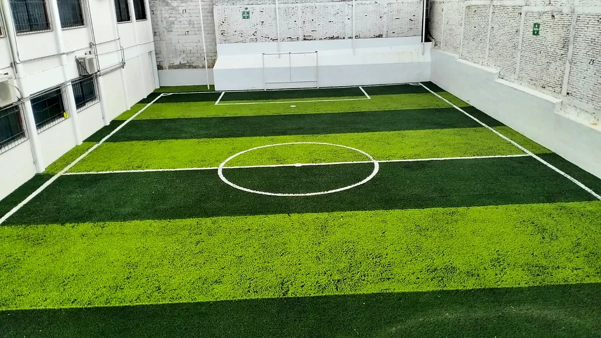 Cancha de fútbol 5 con pasto sintético en Colegio Diego Rivera, Tuxtla Gutiérrez