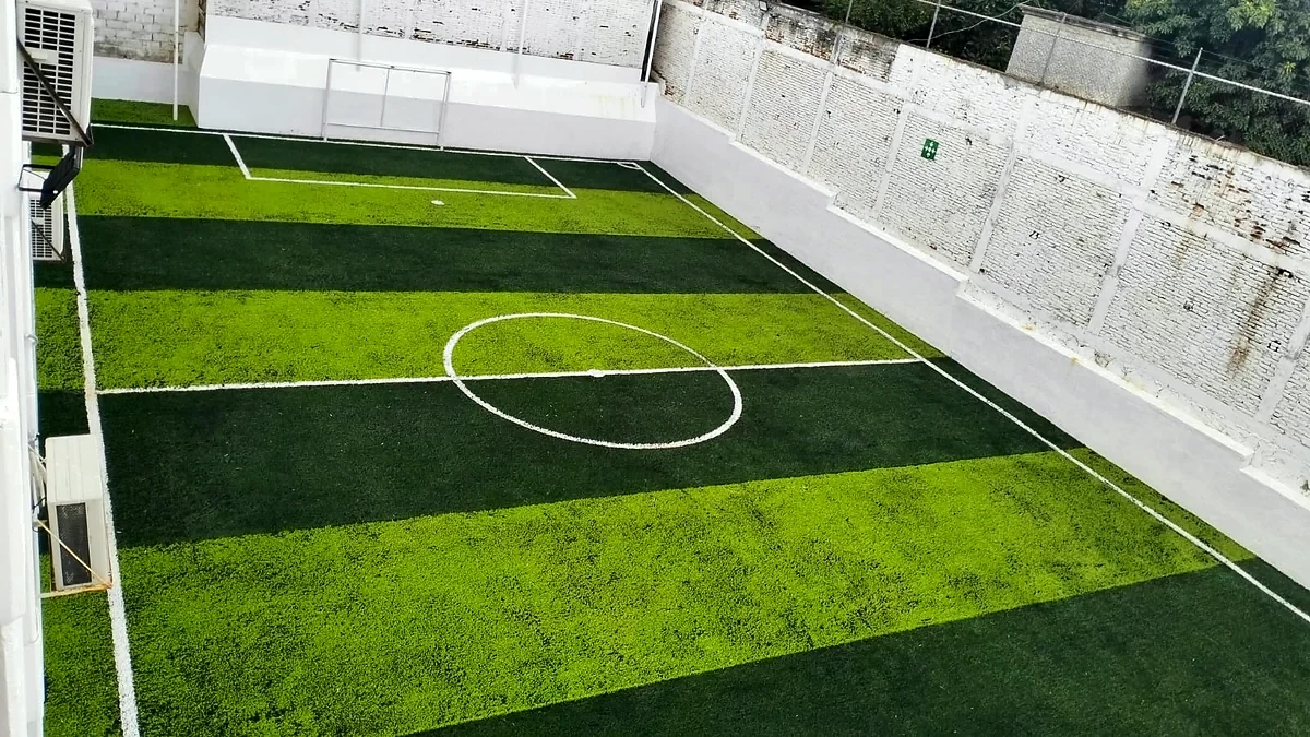 Cancha de fútbol 5 con pasto sintético en Colegio Diego Rivera, Tuxtla Gutiérrez, Chiapas: otra vista de la cancha