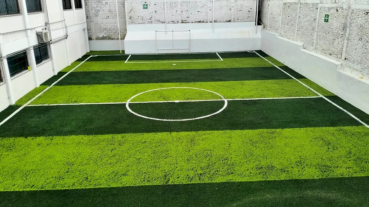 Detalle del pasto sintético de la cancha de fútbol 5 en Tuxtla Gutiérrez, Chiapas