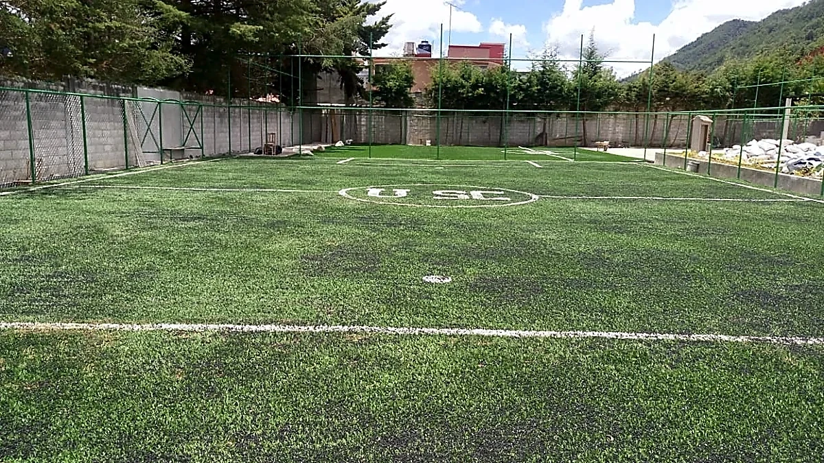 Detalle del pasto sintético de la cancha de fútbol 5 en San Cristóbal de las Casas, Chiapas