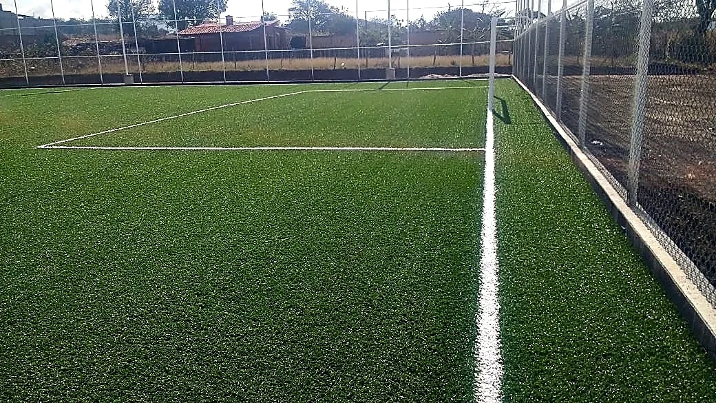 Cancha de fútbol 7 con pasto sintético en Campo Deportivo Union Hidalgo, Ocozocoautla, Chiapas: líneas de juego insertadas en el mismo pasto