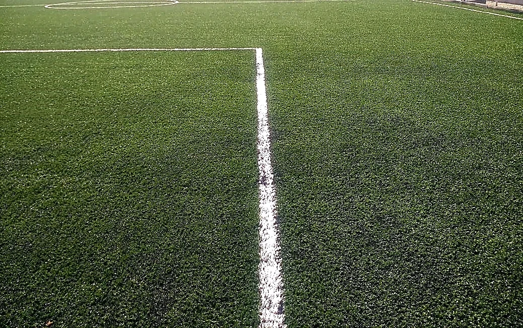 Cancha de fútbol 7 con pasto sintético en Campo Deportivo Union Hidalgo, Ocozocoautla, Chiapas: la cancha desde la línea lateral
