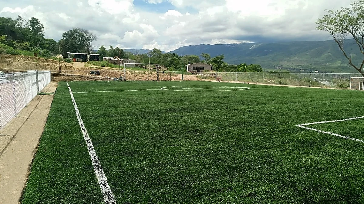 Cancha de fútbol 7 con pasto sintético en Fraccionamiento la Victoria, Tuxtla Gutiérrez, Chiapas: pasto sintético deportivo recién cepillado